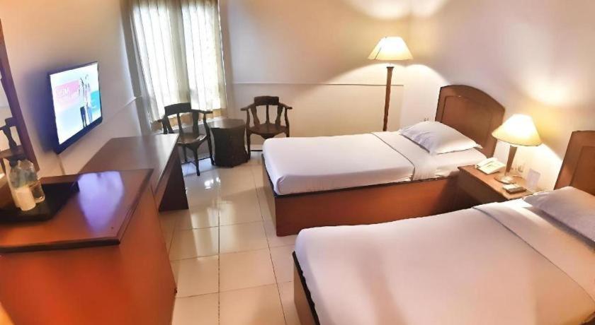 Alexander Hotel Tegal Exteriér fotografie